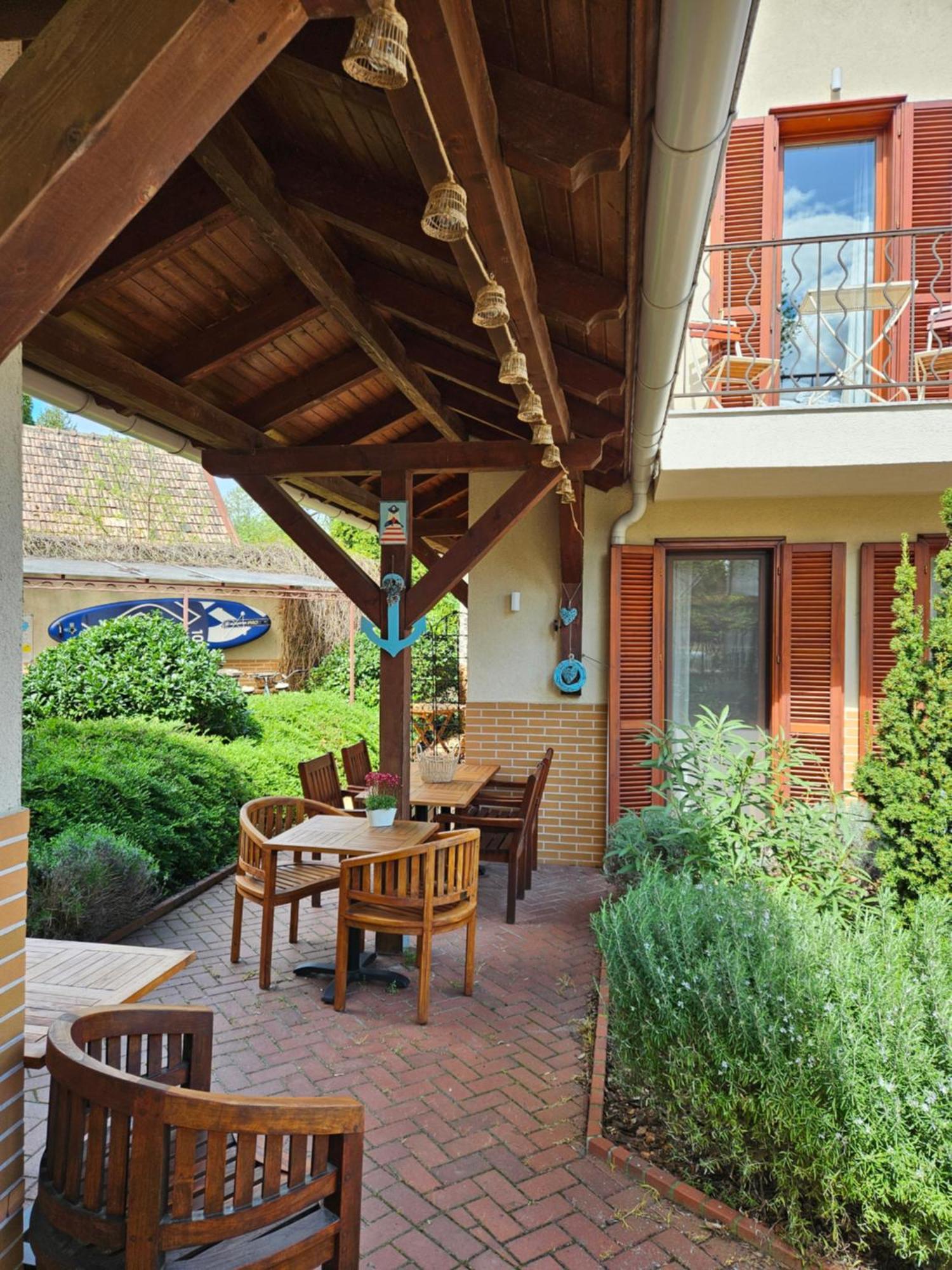 Hullam Villa B&B Балатонмариафюрдё Экстерьер фото