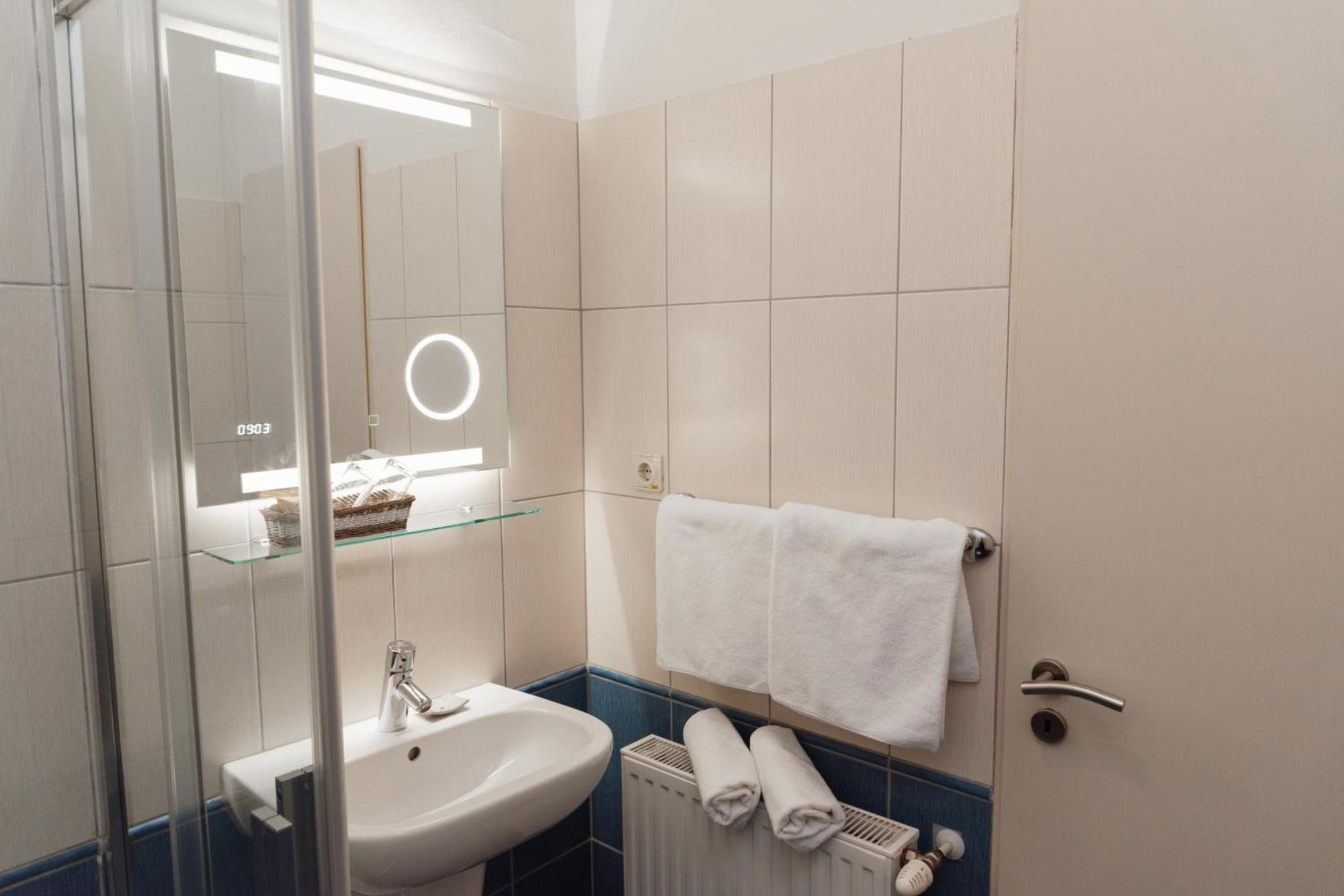 Hullam Villa B&B Балатонмариафюрдё Экстерьер фото