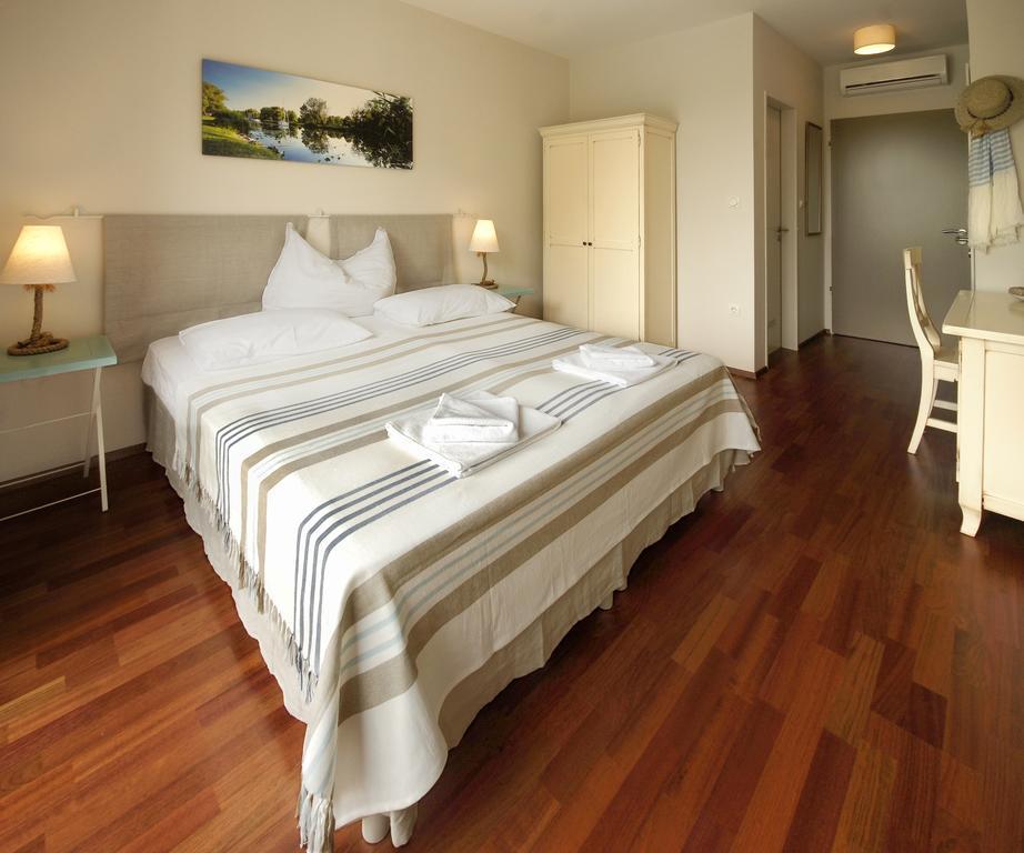 Hullam Villa B&B Балатонмариафюрдё Экстерьер фото