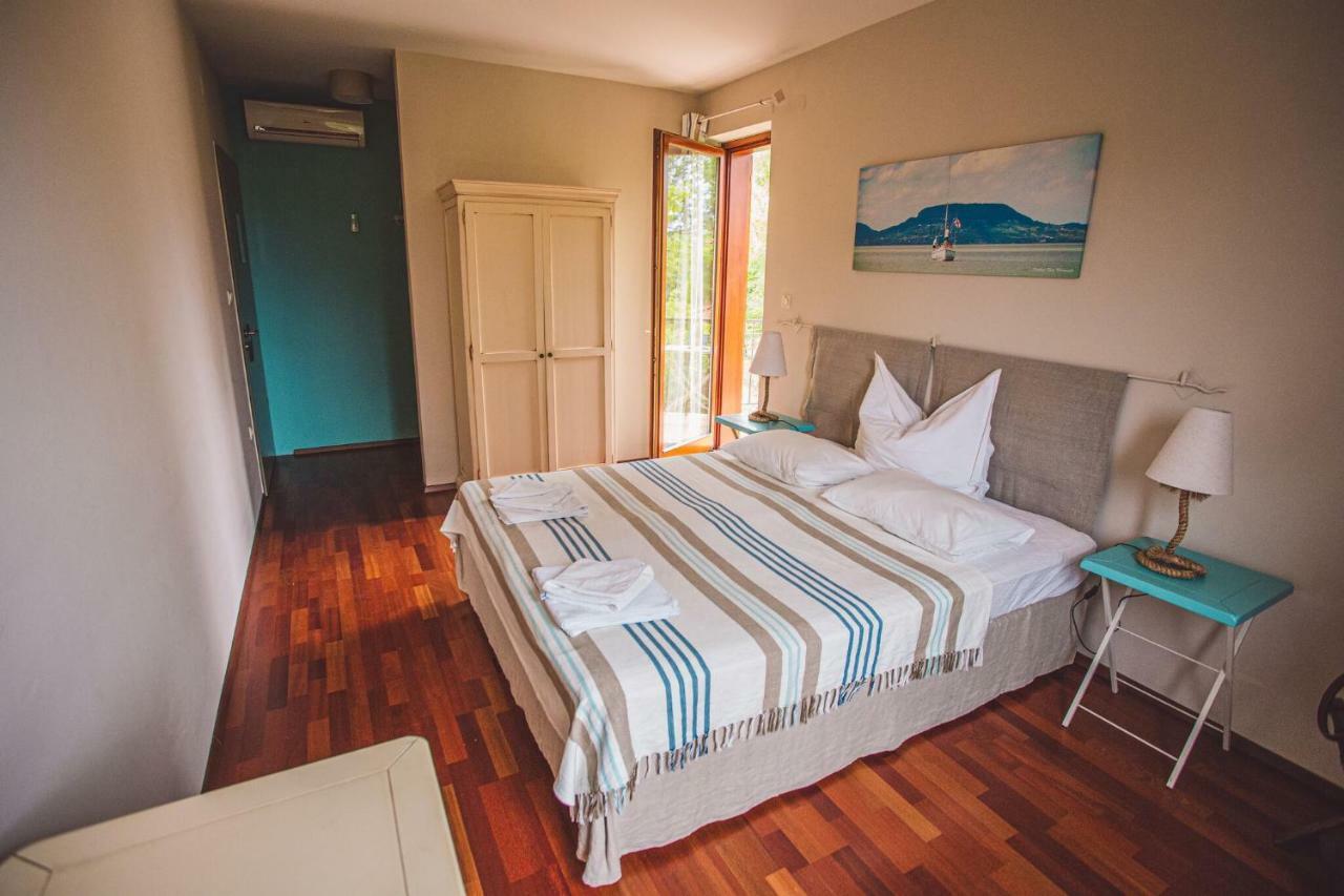 Hullam Villa B&B Балатонмариафюрдё Экстерьер фото